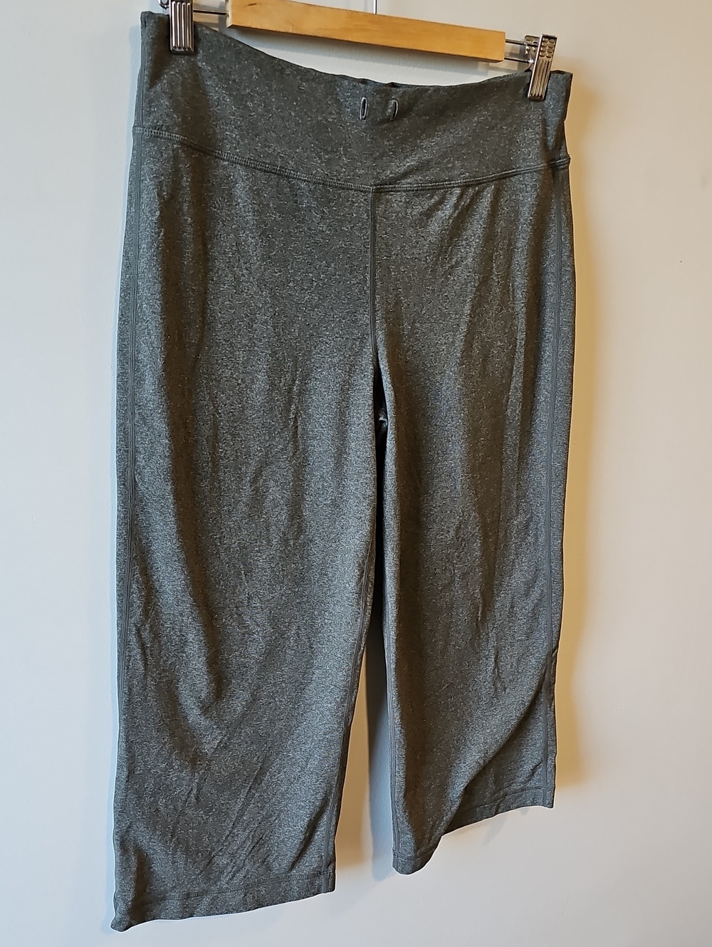 lululemon athletica Gray 30x21 Capris - Picture 2 of 6